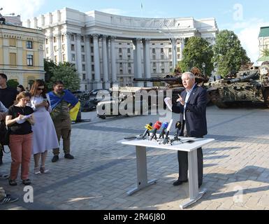 KIEW, UKRAINE - 26. MAI 2023 - US-Senatorin Lindsey Graham hält eine Pressekonferenz auf dem Mykhailivska-Platz in Kiew, der Hauptstadt der Ukraine, ab. Stockfoto