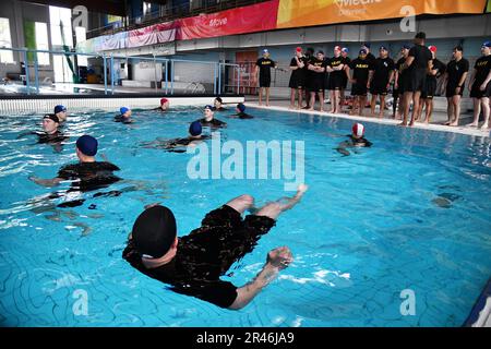 USA Armee-Fallschirmjäger, die der 173. Luftwaffenbrigade zugeteilt sind, führen am 12. April 2023 ein Seidentraining im Schwimmbad von Vicenza, Italien, durch. In diesem Teil des Trainings treten die Fallschirmjäger 10 Minuten lang ins Wasser. Diese Übung ist Teil einer vorsätzlichen Schulung zur Einarbeitung in den Betrieb in der Wasserluftfahrt vor einem bevorstehenden Sprung am Gardasee, Italien. Die 173. Brigade ist die USA Armee-Notfalleinsatztruppe in Europa, fähig, Einsatzkräfte überall in den USA zu projizieren Zuständigkeitsbereiche der Kommandos Europa, Afrika oder Zentralafrika. Stockfoto