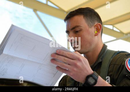 USA Air Force 1. LT. Eric Murray, ein Student Pilot, der dem 149. Fighter Wing, Air National Guard, zugewiesen wurde, überprüft Flugpläne vor dem Start während der Coronet Cactus, 30. März 2023, auf der Davis Monthan Air Force Base, Arizona. Bei der jährlichen Trainingsveranstaltung werden Mitglieder des 149. Fighter Wing mit Hauptsitz auf der Joint Base San Antonio-Lackland, Texas, in eine andere Umgebung entsandt, um sie mit dem Erreichen von Missionszielen an einem unbekannten Ort vertraut zu machen. Stockfoto