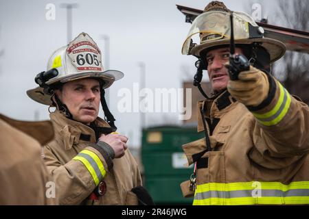 Bataillonschef Paul Nash mit der Feuerwehr von Oklahoma City und Stephen Harwell, 137. Special Operations Wing Feuerwehrmann, Oklahoma Air National Guard koordiniert die Reaktions- und Sanierungsmaßnahmen zwischen ihren Abteilungen während einer Einsatzübung bei schweren Unfällen auf der will Rogers Air National Guard Base, Oklahoma City, 8. Februar 2023. Die Flugzeuge des 137. Spezialeinsatzflügels arbeiteten während des Szenarios mit den Ersthelfern der Behörden von Oklahoma City zusammen, um ihre gemeinsamen Taktiken, Techniken und Verfahren so anzuwenden, wie sie es würden, wenn sie gegenseitige Hilfe in einer echten Antwort leisten würden. Stockfoto