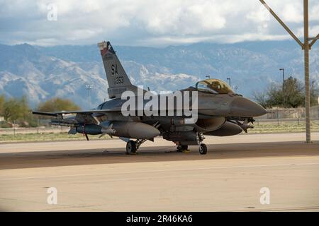 1. LT. Eric Murray, ein Student des 149. Kampfflugflügels, Air National Guard, führt vor dem Start während Coronet Cactus, 30. März 2023, auf dem Luftwaffenstützpunkt Davis-Monthan, Arizona, Vorflugkontrollen durch. Bei der jährlichen Trainingsveranstaltung werden Mitglieder des 149. Fighter Wing mit Hauptsitz auf der Joint Base San Antonio-Lackland, Texas, in eine andere Umgebung entsandt, um sie mit dem Erreichen von Missionszielen an einem unbekannten Ort vertraut zu machen. Stockfoto