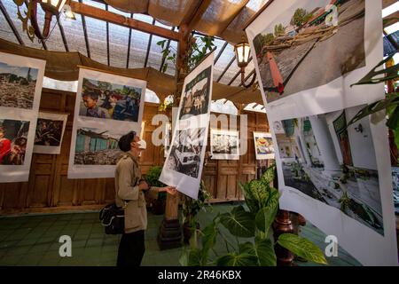 Mai 26, 2023, SLEMAN, YOGYAKARTA, INDONESIEN: Besucher sehen Fotos von Opfern und Schäden, die durch die Erdbeben in Yogyakata und Zentraljava vor 17 Jahren verursacht wurden, mit einer Größenordnung von 5,9 auf der Richterskala in Sleman, Yogyakarta, Indonesien, Freitag, 26 2023. Mai. Der indonesische Fotojournalist (PFI) Yogyakata hielt eine Fotoausstellung zum Gedenken an das große Erdbeben in Yogyakarta am 27 2006. Mai, bei dem mehr als 5.000 Menschen starben, Tausende verletzt und Tausende leicht und schwer beschädigt wurden. (Credit Image: © Slamet Riyadi/ZUMA Press Wire) REDAKTIONELLE VERWENDUNG ONL Stockfoto