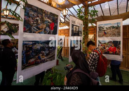Mai 26, 2023, SLEMAN, YOGYAKATA, INDONESIEN: Besucher sehen Fotos von Opfern und Schäden, die durch die Erdbeben in Yogyakata und Central Java vor 17 Jahren verursacht wurden, mit einer Größenordnung von 5,9 auf der Richterskala in Sleman, Yogyakarta, Indonesien, Freitag, 26 2023. Mai. Der indonesische Fotojournalist (PFI) Yogyakata hielt eine Fotoausstellung zum Gedenken an das große Erdbeben in Yogyakarta am 27 2006. Mai, bei dem mehr als 5.000 Menschen starben, Tausende verletzt und Tausende leicht und schwer beschädigt wurden. (Kreditbild: © Slamet Riyadi/ZUMA Press Wire) NUR REDAKTIONELLE VERWENDUNG Stockfoto