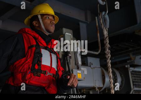 230209-N-JJ744-1009: Boatswain's Mate 2. Klasse Naishaun Napoleon aus Queens, New York, dem erstklassigen Flugzeugträger USS Gerald R. Ford (CVN 78), führt kleine Boote durch, 9. Februar 2023. Ford ist im Atlantik unterwegs und führt Beförderungsqualifikationen durch. Stockfoto