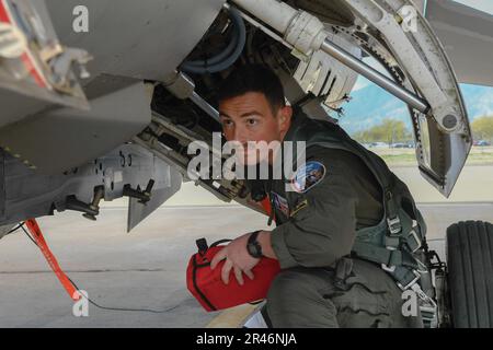 USA Air Force 1. LT. Eric Murray, ein Student Pilot, der dem 149. Kampfflugflügel der Air National Guard zugeteilt wurde, führt vor dem Start während der Coronet Cactus, 30. März 2023, auf dem Luftwaffenstützpunkt Davis Monthan, Arizona, vor dem Start Kontrollen durch. Bei der jährlichen Trainingsveranstaltung werden Mitglieder des 149. Fighter Wing mit Hauptsitz auf der Joint Base San Antonio-Lackland, Texas, in eine andere Umgebung entsandt, um sie mit dem Erreichen von Missionszielen an einem unbekannten Ort vertraut zu machen. Stockfoto