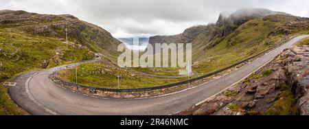 Eine malerische Bealach na Ba Straße, die sich durch die Berge in Schottland schlängelt Stockfoto