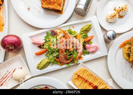 Eine Auswahl an Speisen aus Griechenland und eine Mischung aus Aromen aus dem Nahen Osten Stockfoto