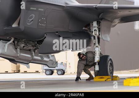 Ein Besatzungschef, der der 158. Fighter Wing Maintenance Group zugeteilt ist, inspiziert einen F-35A Lightning II vor dem Start für eine Trainingsmission von der Vermont Air National Guard Base, South Burlington, Vermont, 3. April 2023. Die Ausbildungsmission ist eine Ausbildungsübung zur Agile Combat Employment. Stockfoto