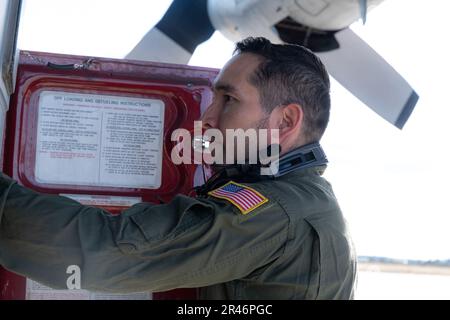 Flugbesatzung der 43. Electronic Combat Squadron führt am Luftwaffenstützpunkt Davis-Monthan, Arizona, am 18. Januar 2023 Inspektionen vor dem Flug durch. Der 43. ECS fliegt die EC-130H, um seine Mission zur elektronischen Flugführung als Teil der einzigen elektronischen Kampfgruppe in den USA durchzuführen Die Luftwaffe. Stockfoto