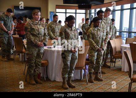 Während des Women's History Month Bruncheon im Bay Breeze Event Center auf dem Keesler Air Force Base, Mississippi, am 27. März 2023 verneigt sich das Personal der Keesler während der Beschwörung mit dem Kopf. Das Thema des diesjährigen Women's History Month ist die Feier von Frauen, die unsere Geschichten erzählen und wird im März gefeiert. Stockfoto