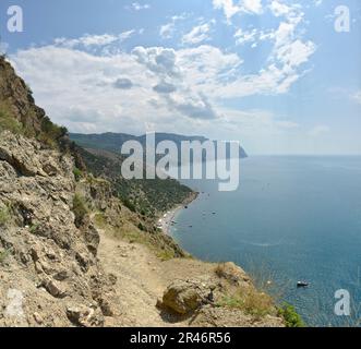 Blick auf die Küste in Richtung Cape Aya und wilden Golden Beach vom Wanderweg auf der Klippe in der Nähe von Balaklava in der Gegend von Sewastopol, Krim. Stockfoto