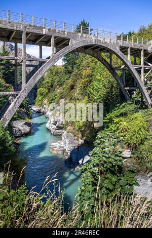 Die Betonbogenstruktur der Edith Cavell Bridge über dem Shotover River in Neuseeland Stockfoto