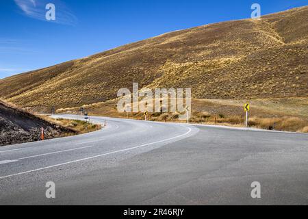 Eine scharfe Kurve auf der Crown Range Road zwischen Queenstown und Wanaka in Neuseeland Stockfoto