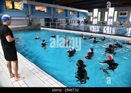 USA Armee-Fallschirmjäger, die der 173. Luftwaffenbrigade zugeteilt sind, führen am 12. April 2023 ein Seidentraining im Schwimmbad von Vicenza, Italien, durch. In diesem Teil des Trainings treten die Fallschirmjäger 10 Minuten lang ins Wasser. Diese Übung ist Teil einer vorsätzlichen Schulung zur Einarbeitung in den Betrieb in der Wasserluftfahrt vor einem bevorstehenden Sprung am Gardasee, Italien. Die 173. Brigade ist die USA Armee-Notfalleinsatztruppe in Europa, fähig, Einsatzkräfte überall in den USA zu projizieren Zuständigkeitsbereiche der Kommandos Europa, Afrika oder Zentralafrika. Stockfoto