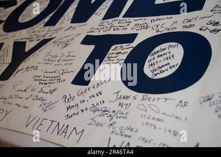 Ein von Militärveteranen unterzeichnetes Banner wird während einer Präsentation auf der Travis AFB, Kalifornien, am 31. März 2023 im Travis Air Force Base Aviation Museum ausgestellt. Die Veranstaltung war Teil des 50. Jahrestags der Operation Homecoming zur Ehrung und Feier amerikanischer Kriegsgefangener, die 1973 aus Vietnam zurückkehrten. Stockfoto