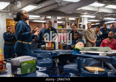 230217-N-NH267-1011 ARABISCHE SEE (17. Februar 2023) Oberbefehlshaber Shayla Dalton spricht während einer Feier des Black History Month an Bord des Guided-Missile Destroyer USS Paul Hamilton (DDG 60) am 17. Februar 2023 im Arabischen Meer. Paul Hamilton wird im US-Flottengebiet 5. eingesetzt, um die Sicherheit und Stabilität der Seeschifffahrt im Nahen Osten zu gewährleisten. Stockfoto