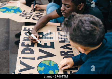 Multirassische Aktivisten bereiten Protestsignale gegen den Klimawandel vor - Globales Erwärmungskonzept Stockfoto