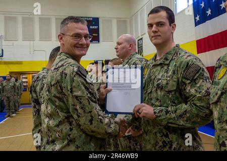 MARINEUNTERSTÜTZUNGSAKTION SOUDA BAY, Griechenland (12. Januar 2023) Master-at-Arms 1. Klasse Joseph Sherwood, zugewiesen zur Marineunterstützungsaktion (NSA) Souda Bay, erhält während einer Preisverleihung am 12. Januar 2023 einen frostigen Brief von Capt. Odin Klug, kommandierender Offizier der NSA Souda Bay, Griechenland. NSA Souda Bay ist eine betriebsbereite Landanlage, die es den Streitkräften der USA, der Alliierten, der Koalition und der Partner Nation ermöglicht und sie unterstützt, um Sicherheit und Stabilität in den Zuständigkeitsbereichen des europäischen, afrikanischen und zentralen Kommandos zu erhalten. Stockfoto