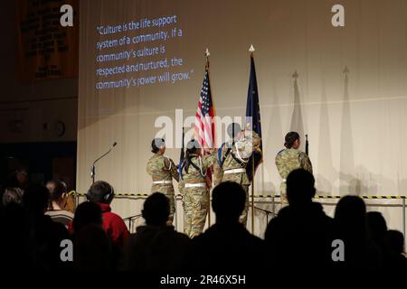 Mitglieder der Bethel Regional High School Junior ROTC Ehrenwache zollen den Farben beim Cama-i Tanzfestival, das an der Bethel Regional High School in Bethel, Alaska, am 25. März 2023 stattfindet, Respekt. Stockfoto