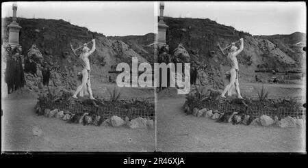 Una escultura d'una figura amb un pic al cementiri del Sud-oest de Barcelona Stockfoto