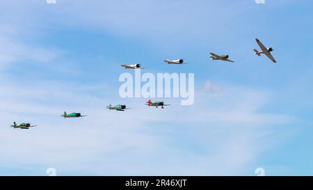 Die militärischen Kampfjets fliegen durch einen blauen Himmel. Stockfoto