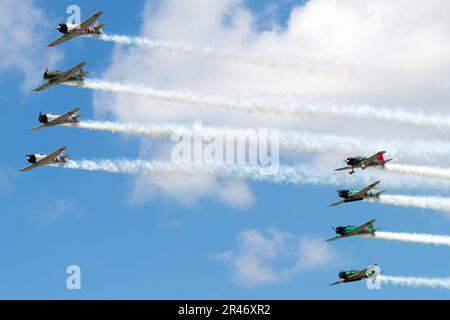 Die militärischen Kampfjets fliegen durch einen blauen Himmel. Stockfoto