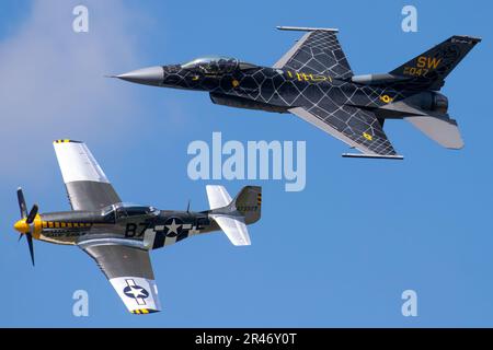 Die militärischen Kampfjets fliegen durch einen blauen Himmel. Stockfoto