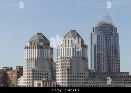 Cincinnati - circa Mai 2023: Cincinnati Downtown Skyline Wahrzeichen des Great American Tower und der Procter & Gamble Towers. Stockfoto