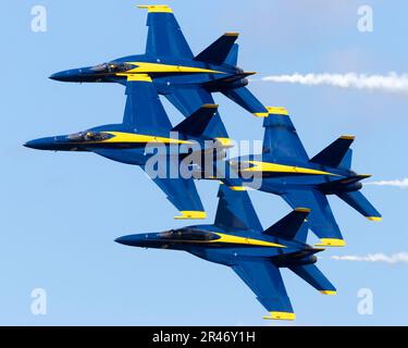 Die militärischen Kampfjets fliegen durch einen blauen Himmel. Stockfoto