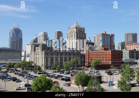 Cincinnati - circa Mai 2023: Skyline von Cincinnati Downtown einschließlich Great American Tower und Hamilton County Courthouse. Stockfoto