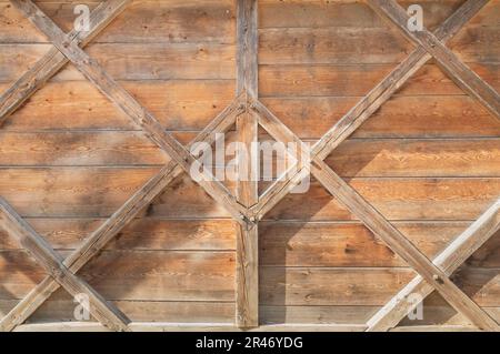 Unbemalte Holzwand einer alpinen Hütte Stockfoto