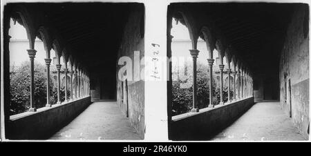 Una vista del passadís del claustre romànic del monestir de Sant Joan de les Abadesses Stockfoto