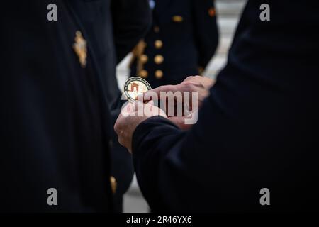 Charles Alexander, Jr., Superintendent des Nationalfriedhofs Arlington, überreicht eine ANC-Kommandomünze an den belgischen Verteidigungsminister ADM Michel Hofman auf dem Nationalfriedhof Arlington, Arlington, Virginia, am 5. April 2023. Hofmann war bei ANC, um an einer öffentlichen Kranzbeweihung am Grab des unbekannten Soldaten teilzunehmen. Hofman hat auch drei kürzlich neu gekleidete belgische Medaillen von Croix de Guerre zurückgegeben, die ursprünglich den unbekannten Soldaten überreicht wurden. Stockfoto