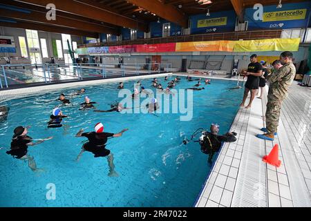 USA Armee-Fallschirmjäger, die der 173. Luftwaffenbrigade zugeteilt sind, führen am 12. April 2023 ein Seidentraining im Schwimmbad von Vicenza, Italien, durch. In diesem Teil des Trainings treten die Fallschirmjäger 10 Minuten lang ins Wasser. Diese Übung ist Teil einer vorsätzlichen Schulung zur Einarbeitung in den Betrieb in der Wasserluftfahrt vor einem bevorstehenden Sprung am Gardasee, Italien. Die 173. Brigade ist die USA Armee-Notfalleinsatztruppe in Europa, fähig, Einsatzkräfte überall in den USA zu projizieren Zuständigkeitsbereiche der Kommandos Europa, Afrika oder Zentralafrika. Stockfoto