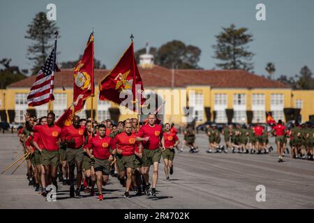 Neue USA Marines von Alpha Company, 1. Recruit Training Bataillon, werden während eines Motivationslaufs bei Marine Corps Recruit Depot (MCRD) San Diego am 6. April 2023 von Führungskräften des Unternehmens geleitet. Der Motivationslauf ist die letzte körperliche Übung, die Marines während ihres Aufenthalts im MCRD San Diego durchführen. Stockfoto