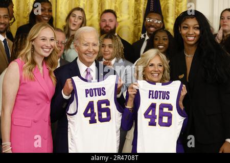 Washington, Dc, Usa. 26. Mai 2023. US-Präsident Joe Biden und First Lady Jill Biden bei einer Veranstaltung mit dem Frauen-Basketballteam der Louisiana State University im East Room im Weißen Haus am 26. Mai 2023 in Washington, DC die Veranstaltung feiert das Frauen-Basketballteam der Louisiana State University Tigers, das die NCAA-Meisterschaft 2022-2023 gewonnen hat. (Foto: Samuel Corum/Pool/ABACAPRESS.COM) Guthaben: Abaca Press/Alamy Live News Stockfoto