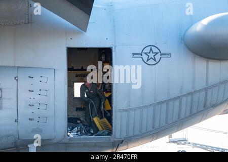 Flugbesatzung der 43. Electronic Combat Squadron führt am Luftwaffenstützpunkt Davis-Monthan, Arizona, am 18. Januar 2023 Inspektionen vor dem Flug durch. Der 43. ECS fliegt die EC-130H, um seine Mission zur elektronischen Flugführung als Teil der einzigen elektronischen Kampfgruppe in den USA durchzuführen Die Luftwaffe. Stockfoto