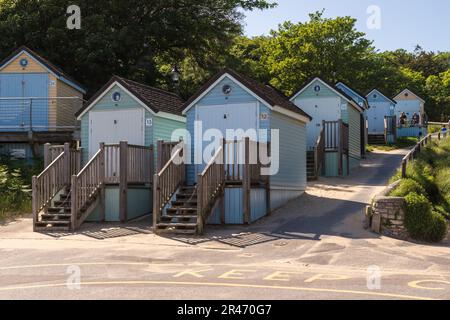 Bournemouth, Großbritannien - Mai 26. 2023: Strandhütten am Alum Chine Beach. Stockfoto