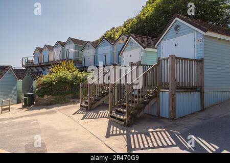 Bournemouth, Großbritannien - Mai 26. 2023: Strandhütten am Alum Chine Beach. Stockfoto