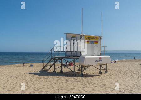 Bournemouth, Großbritannien - Mai 26. 2023: RNLI-Rettungsschwimmer am Alum Chine Beach vor dem Meer. Stockfoto