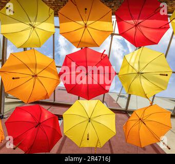 Farbenfrohe Sonnenschirme hängen auf dem Camden Town Market Stockfoto