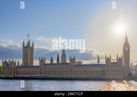 Houses of Parliament und Big Ben in London bei Sonnenuntergang mit der Sonne hinter dem Parlament Stockfoto