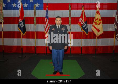 USA Army Staff Sgt. Lee Jarvis, zugewiesen zum Hauptquartier und Hauptquartier, Soldier Recovery Unit, Irwin Army Community Hospital, pensioniert am King Field House in Fort Riley, Kansas, 20. Januar 2023. Jarvis hat 20 Jahre gedient. Stockfoto