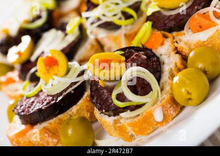 Sandwiches mit Blutwurst und Oliven Stockfoto
