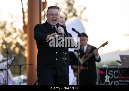 230328-N-PG545-1285, Goodyear, Arizona (28. März 2023) Musiker 1. Klasse Robert Kurth aus Clairsville, Ohio, tritt mit den USA auf Navy Band Sea Chanters im Goodyear Civic Center. Die Sea Chanters führten 19 Konzerte über 22 Tage auf, wobei sie während ihrer nationalen Tour im Jahr 2023 2800 km in Washington, Oregon, Kalifornien und Arizona zurücklegten. Auf den Nationaltouren kann sich die Band mit Gemeinden in Gebieten des Landes verbinden, in denen es keine Gelegenheit gibt, regelmäßig die besten Musical-Ensembles der Navy zu sehen, und diejenigen ehren, die in der Miliz gedient haben und weiterhin dienen Stockfoto