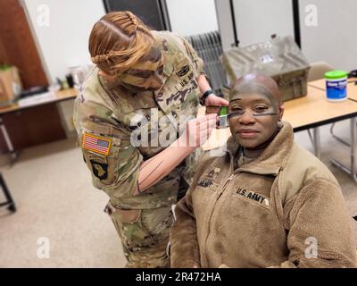 FORT MCCOY, Wisconsin - Ungefähr 15 US-Dollar Army Reserve Soldaten des Army Reserve Medical Command (AR-MEDCOM) aus Pinellas Park, Florida, arbeiten zusammen als Cadre-Mitglieder an der Planung, Einrichtung und Vorbereitung für den bevorstehenden AR-MEDCOM Best Warrior Competition 2023 hier am 27. März 2023. Unter der Leitung von Kommandoleiter Major Robert Boudnik, dem AR-MEDCOM KommandoSergeant Major, hat die Gruppe vor Beginn der Veranstaltung eine Vielzahl von Aufgaben und Verfahren vor der Ausführung durchgeführt. „Wenn wir vorausplanen, entsprechend planen und sicherstellen, dass wir auf jeder Station Unterstützung haben, können wir jederzeit ausführen und fortfahren Stockfoto