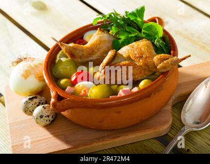 Solyanka mit Wachtel, Schinken, eingelegten Gurken Stockfoto
