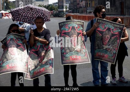 Mexiko-Stadt, Mexiko. 26. Mai 2023. 26. Mai 2023, Mexiko-Stadt, Mexiko: Mitglieder der Zapatista-Bewegung in Mexiko-Stadt fordern, dass die Regierung Mexikos die Schikanierung indigener Gemeinschaften in Chiapas unterbindet, und zwar vor dem Nationalpalast im Zocalo in Mexiko-Stadt. Am 26. Mai 2023 in Mexico City, Mexiko (Foto: Luis Barron/Eyepix Group/Sipa USA). Kredit: SIPA USA/Alamy Live News Stockfoto