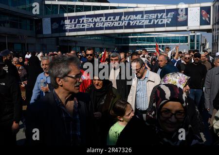 Leute, die den Rallye-Bereich betreten haben. Berichten zufolge versammelten sich 1,7 Millionen Menschen für die Wahlkundgebung der Partei für Gerechtigkeit und Entwicklung (AKP Adalet ve Kalkinma Partisi) im Garten des Flughafens Atatürk in Istanbul. Am 14. Mai finden in der Türkei Präsidentschafts- und Parlamentswahlen statt. Konservative und religiöse Anhänger der AKP-Partei und ihrer Verbündeten (Partei der nationalistischen Bewegung - MHP, Partei der freien Sache - HÜDA-PAR, Neue Wohlfahrtspartei - YRF) wurden bei der Veranstaltung in Anwesenheit des derzeitigen Präsidenten und Präsidentschaftskandidaten für die AKP, Recep Tayyip Erdogan, gesehen. (Foto von Stockfoto