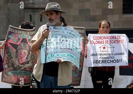 Mexiko-Stadt, Mexiko. 26. Mai 2023. 26. Mai 2023, Mexiko-Stadt, Mexiko: Mitglieder der Zapatista-Bewegung in Mexiko-Stadt fordern, dass die Regierung Mexikos die Schikanierung indigener Gemeinschaften in Chiapas unterbindet, und zwar vor dem Nationalpalast im Zocalo in Mexiko-Stadt. Am 26. Mai 2023 in Mexico City, Mexiko (Foto: Luis Barron/Eyepix Group/Sipa USA). Kredit: SIPA USA/Alamy Live News Stockfoto